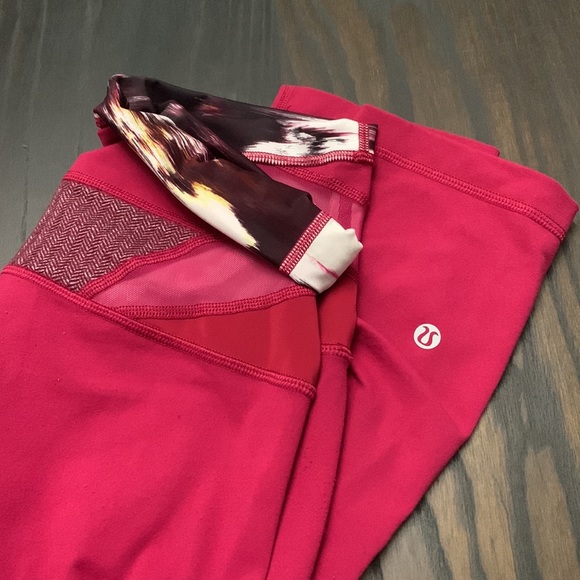 Lululemon vintage Wunder Under Crop (Hi-Rise) *Full-On Luon
Berry Rumble - Picture 4 of 5